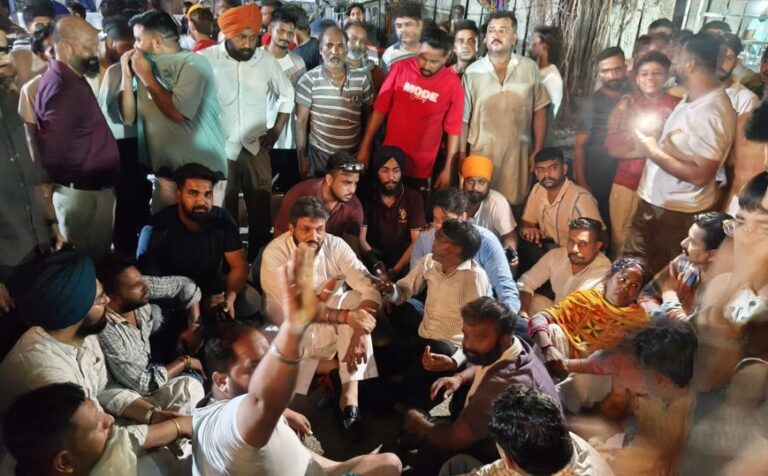 ਅੰਮ੍ਰਿਤਸਰ ’ਚ ਬਿਜਲੀ ਕੱਟਾਂ ਖਿਲਾਫ਼ ਪ੍ਰਦਰਸ਼ਨ/ ਜੋੜਾ ਫਾਟਕ ਵਾਸੀਆਂ ਨੇ ਕੀਤੀ ਨਾਅਰੇਬਾਜ਼ੀ/ ਦੋ ਦਿਨਾਂ ਨਹੀਂ ਆਈ ਬਿਜਲੀ