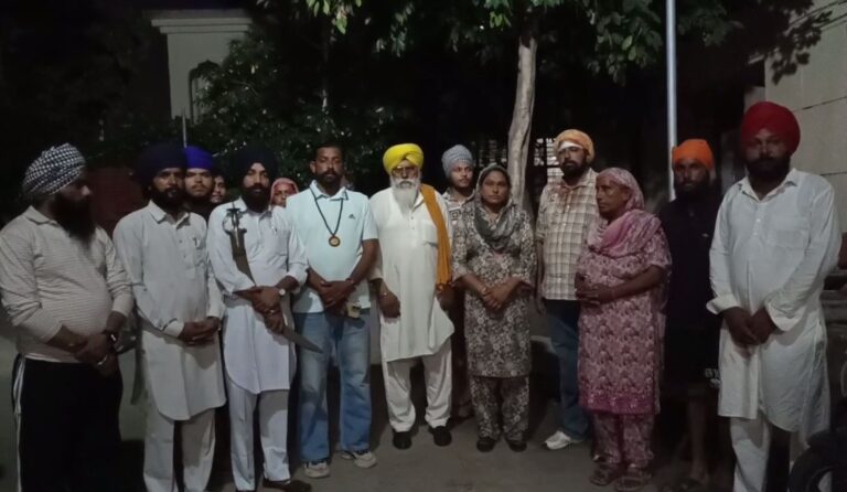 ਅੰਮ੍ਰਿਤਸਰ ’ਚ ਪੁਲਿਸ ਮੁਲਾਜ਼ਮ ਦੇ ਘਰ ’ਤੇ ਹਮਲਾ/ ਨਸ਼ੇ ਕਰਨ ਤੋਂ ਰੋਕਣ ਦੇ ਚਲਦਿਆਂ ਬਣਾਇਆ ਨਿਸ਼ਾਨਾ/ ਹਸਪਤਾਲ ’ਚ ਚੱਲ ਰਿਹਾ ਇਲਾਜ਼, ਪੁਲਿਸ ਕਰ ਰਹੀ ਜਾਂਚ