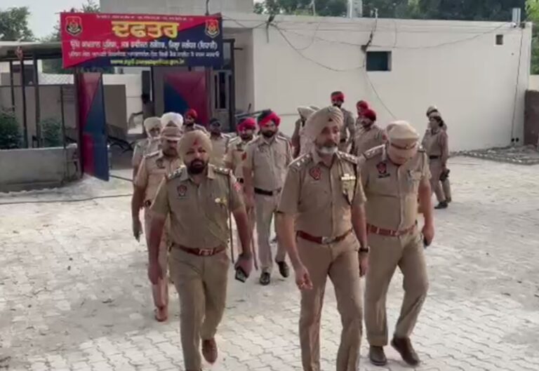 ਨਕੋਦਰ ਪੁਲਿਸ ਨੇ ਕੱਢਿਆ ਫਲੈਗ ਮਾਰਚ/ ਲੋਕਾਂ ਨੂੰ ਦਿੱਤਾ ਸੁਰੱਖਿਆ ਦਾ ਸੁਨੇਹਾ/ ਲੋਕਾਂ ਨੂੰ ਪੁਲਿਸ ਦਾ ਸਾਥ ਦੇਣ ਦੀ ਕੀਤੀ ਅਪੀਲ