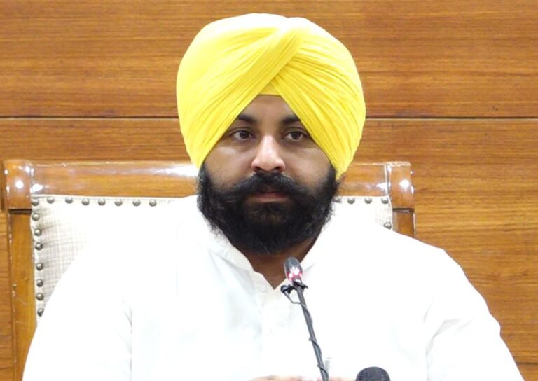 ਪੰਜਾਬ ਸਰਕਾਰ ਨੇ ਮੰਨੀ ਸਫਾਈ ਸੇਵਕਾਂ ਦੀ ਮੰਗ/ 20500 ਰੁਪਏ ਕੀਤੀ ਤਨਖਾਹ/ ਮੰਤਰੀ ਹਰਜੋਤ ਬੈਂਸ ਨੇ ਸਾਂਝਾ ਕੀਤੀ ਜਾਣਕਾਰੀ