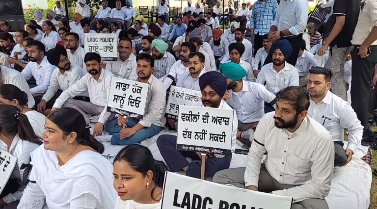 ਫਰੀਦਕੋਟ ’ਚ ਵਕੀਲਾਂ ਦੇ ਧਰਨੇ ਚ ਪੁੱਜੇ ਕਾਂਗਰਸੀ ਆਗੂ/ LADC ਪਾਲਿਸੀ ਖਿਲਾਫ਼ ਆਵਾਜ਼ ਚੁੱਕਣ ਦਾ ਦਿੱਤਾ ਭਰੋਸਾ/ ਗੁਰਜੀਤ ਰਾਣਾ, ਸੁਖਜਿੰਦਰ ਰੰਧਾਵਾ ਤੇ ਚੰਨੀ ਵੀ ਰਹੇ ਮੌਜੂਦ