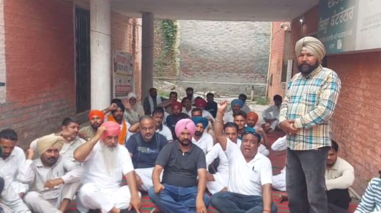 ਮਾਨਸਾ ’ਚ ਡੀਪੂ ਹੋਲਟਰਾਂ ਦਾ ਪ੍ਰਦਰਸ਼ਨ/ ਫੂਡ ਕੰਟਰੋਲਰ ਦਫਤਰ ਘੇਰ ਕੇ ਕੀਤੀ ਨਾਅਰੇਬਾਜ਼ੀ/ ਸਰਕਾਰ ’ਤੇ ਚਹੇਤਿਆਂ ਨੂੰ ਖੁਸ਼ ਕਰਨ ਦੀ ਇਲਜ਼ਾਮ