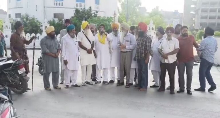 ਅੰਮ੍ਰਿਤਸਰ ਵਿਖੇ ਟਰੱਕ ਆਪਰੇਟਰਾਂ ਦੀ ਅਹਿਮ ਮੀਟਿੰਗ/ ਡੀਜ਼ਲ ਦੇ ਰੇਟ ਤੇ ਆਨਲਾਈਨ ਚਲਾਨਾਂ ਦੀ ਸਖਤ ਨਿੰਦਾ/ ਚੱਕਾ ਜਾਮ ਕਰ ਕੇ ਸੰਘਰਸ਼ ਵਿੱਢਣ ਦੀ ਦਿੱਤੀ ਚਿਤਾਵਨੀ