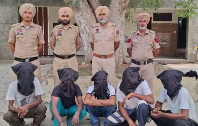 ਕੋਟਕਪੂਰਾ ਪੁਲਿਸ ਵੱਲੋਂ ਲੁੱਟ-ਖੋਹ ਦੀ ਸਾਜ਼ਿਸ਼ ਬੇਨਕਾਬ/ ਲੁੱਟ-ਖੋਹ ਦੀ ਤਿਆਰੀ ਕਰਦੇ 5 ਲੁਟੇਰੇ ਗ੍ਰਿਫਤਾਰ/ ਕਿਰਪਾਨ, ਖੰਡਾ, ਦਾਤ, ਲੋਹੇ ਦੀ ਪਾਈਪ ਬਰਾਮਦ