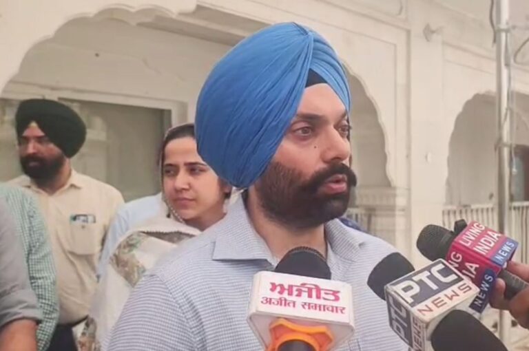 ਅੰਮ੍ਰਿਤਸਰ ਦੇ ਗੁਰਦੁਆਰਾ ਸ੍ਰੀ ਰਾਮਸਰ ਸਾਹਿਬ ਪਹੁੰਚੀ ਸਿਟ ਟੀਮ/ 328 ਪਾਵਨ ਸਰੂਪ ਮਾਮਲੇ ਦੀ ਕੀਤੀ ਜਾਂਚ/ ਸ੍ਰੀ ਗੁਰੂ ਗ੍ਰੰਥ ਸਾਹਿਬ ਭਵਨ ਦਾ ਕੀਤਾ ਦੌਰਾ