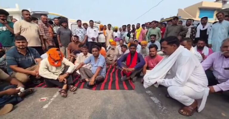 ਗੁਰਦਾਸਪੁਰ ਦੇ ਪੁਰਾਣਾ ਸ਼ਾਲਾ ਅੱਡੇ ’ਤੇ ਧਰਨਾ/ ਨੌਜਵਾਨ ਦੇ ਕਾਤਲਾਂ ਨੂੰ ਛੇਤੀ ਫੜਣ ਦੀ ਮੰਗ/ ਪੁਲਿਸ ਨੇ ਕਾਰਵਾਈ ਚੱਲਣ ਦਾ ਕੀਤਾ ਦਾਅਵਾ