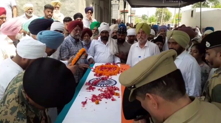 ਕੋਟਕਪੂਰਾ ’ਚ ਬੀਐਸਐ ਜਵਾਨ ਦਾ ਅੰਤਮ ਸੰਸਕਾਰ/ ਪੱਛਮੀ ਬੰਗਾਲ ’ਚ ਡਿਊਟੀ ਦੌਰਾਨ ਹੋਈ ਸ਼ਹੀਦੀ/ ਪਰਿਵਾਰ ਤੇ ਲੋਕਾਂ ਨੇ ਨਮ-ਅੱਖਾਂ ਨੇ ਦਿੱਤੀ ਅੰਤਮ ਵਿਦਾਈ