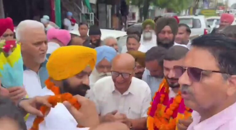 ਨੰਗਲ ਵਾਸੀ ਸ਼ੌਰਿਆ ਚੱਕਰ ਜੇਤੂ ਲੈਫ. ਸੂਰਜ ਪਰਾਸਰ ਨੂੰ ਮਿਲੇ ਮੰਤਰੀ ਹਰਜੋਤ ਬੈਂਸ/ ਸ਼ਹਿਰ ਦਾ ਨਾਮ ਰੌਸ਼ਨ ਕਰਨ ਬਦਲੇ ਕੀਤਾ ਧੰਨਵਾਦ