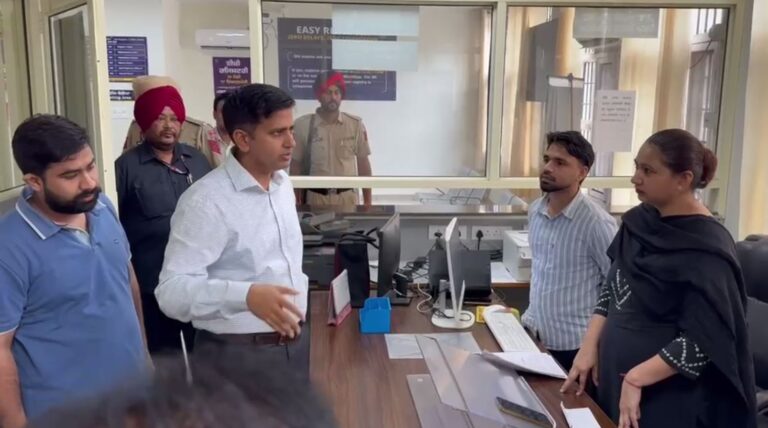 ਪਟਿਆਲਾ ਡੀਸੀ ਵੱਲੋਂ ਸੇਵਾ ਕੇਂਦਰ ਦਾ ਨਿਰੀਖਣ/ ਕੰਮ ਕਰਵਾਉਣ ਆਏ ਲੋਕਾਂ ਨੇ ਕੀਤੀ ਗੱਲਬਾਤ/ ਦਿੱਤੀਆਂ ਰਹੀਆਂ ਸੇਵਾਵਾਂ ਦਾ ਲਿਆ ਜਾਇਜ਼ਾ