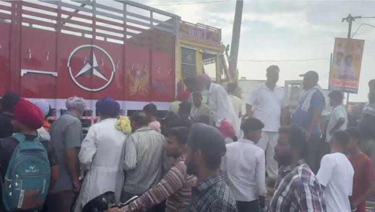 ਮੋਗਾ ਦੇ ਕਸਬਾ ਕੋਟ ਈਸੇ ਖਾਂ ’ਚ ਭਿਆਨਕ ਹਾਦਸਾ/ ਤੇਜ਼ ਰਫਤਾਰ ਟਰੱਕ ਨੇ ਦਰੜੀ ਐਕਟਿਵਾ ਸਵਾਰ, ਮੌਤ/ ਪਰਿਵਾਰ ਨੇ ਮੰਗਿਆ ਇਨਸਾਫ਼, ਪੁਲਿਸ ਕਰ ਰਹੀ ਜਾਂਚ