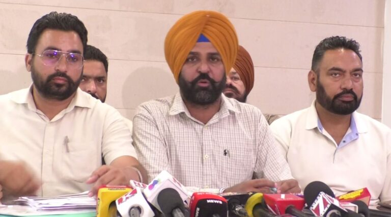 ਰੋਡਵੇਜ ਮੁਲਾਜ਼ਮ 3 ਅਗੱਸਤ ਤੋਂ ਕਰਨਗੇ ਚੱਕਾ ਜਾਮ/ 4 ਅਗੱਸਤ ਨੂੰ ਚੰਡੀਗੜ੍ਹ ਵੱਲ ਕੀਤਾ ਜਾਵੇਗਾ ਕੂਚ/ ਮੁੱਖ ਮੰਤਰੀ ਦੀ ਰਿਹਾਇਸ਼ ਅੱਗੇ ਭੁੱਖ ਹੜਤਾਲ ਦਾ ਐਲਾਨ