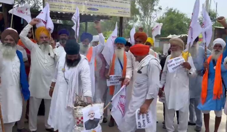 ਤਰਨਤਾਰਨ ਦੇ ਪਿੰਡ ਸਭਰਾਂ ਵਿਖੇ ਕਿਸਾਨਾਂ ਦਾ ਪ੍ਰਦਰਸ਼ਨ/ ਕੇਂਦਰ ਤੇ ਪੰਜਾਬ ਸਰਕਾਰ ਦਾ ਸਾੜਿਆ ਪੁਤਲਾ/ ਵਿਦਿਆਰਥੀਆਂ ਤੇ ਸਫਾਈ ਸੇਵਕਾਂ ਦੇ ਲਾਠੀਚਾਰਜ ਦੀ ਨਿੰਦਾ