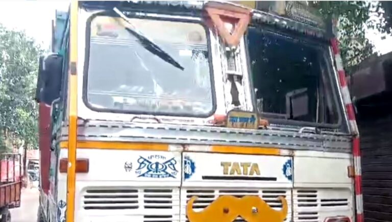 ਜਲੰਧਰ ’ਚ ਟਰਾਂਸਫਾਰਮਰ ਨਾਲ ਟਕਰਾਇਆ ਬੇਕਾਬੂ ਟਰੱਕ/ ਸੜਕ ’ਤੇ ਡੁੱਲੇ ਤੇਲ ਕਾਰਨ ਐਕਟਿਵਾ ਸਵਾਰ ਜ਼ਖਮੀ/ ਲੋਕਾਂ ਨੇ ਟਰੱਕ ਡਰਾਈਵਰ ਫੜ ਕੇ ਕੀਤਾ ਪੁਲਿਸ ਹਵਾਲੇ