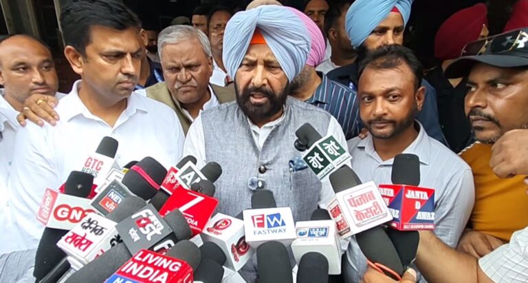 ਬਰਨਾਲਾ ’ਚ ਸਰਕਾਰ ’ਤੇ ਵਰ੍ਹੇ ਕੇਵਲ ਢਿੱਲੋਂ/ ਸਫਾਈ ਕਰਮਚਾਰੀਆਂ ਤੇ ਤਸ਼ੱਦਦ ਦੀ ਸਖਤ ਨਿੰਦਾ/ ਹਸਪਤਾਲ ਪਹੁੰਚ ਜ਼ਖਮੀਆਂ ਦਾ ਜਾਣਿਆ ਹਾਲ