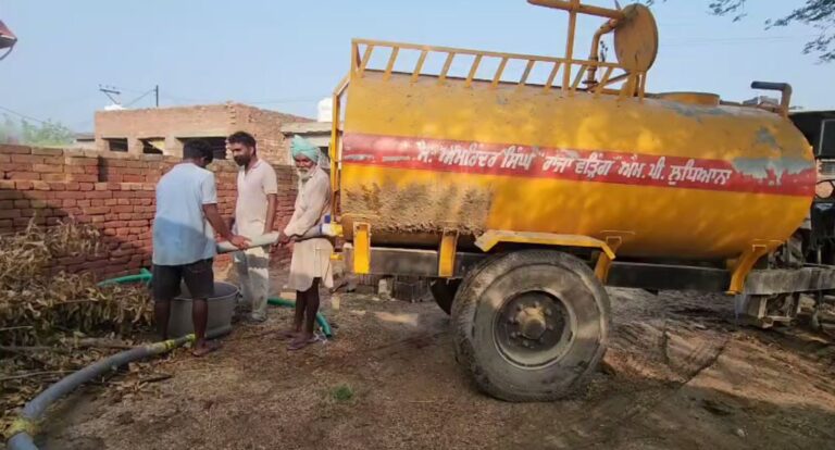 ਮੁਕਤਸਰ ਦੇ ਪਿੰਡ ਵੜਿੰਗ ਦੇ ਲੋਕ ਪਾਣੀ ਨੂੰ ਤਰਸੇ/ ਪੁਲ ਲਈ ਸੜਕ ਪੁਟਦਿਆਂ ਟੁੱਟੀ ਪਾਣੀ ਵਾਲੀ ਪਾਈਪ/ 4 ਕਿਲੋਮੀਟਰ ਦੂਰੋਂ ਪਾਣੀ ਲਿਆਉਣ ਲਈ ਮਜਬੂਰ ਲੋਕ