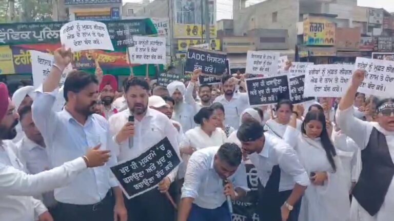 ਮਾਨਸਾ ’ਚ ਵਕੀਲਾਂ ਦਾ ਸਰਕਾਰ ਖਿਲਾਫ ਪ੍ਰਦਰਸ਼ਨ/ ਐਲਏਡੀਸੀ ਨੀਤੀ ਦਾ ਕੀਤਾ ਵਿਰੋਧ/ ਮੰਨ ਨਾ ਮੰਨਣ ’ਤੇ ਸੰਘਰਸ਼ ਤੇਜ਼ ਕਰਨ ਦੀ ਚਿਤਾਵਨੀ