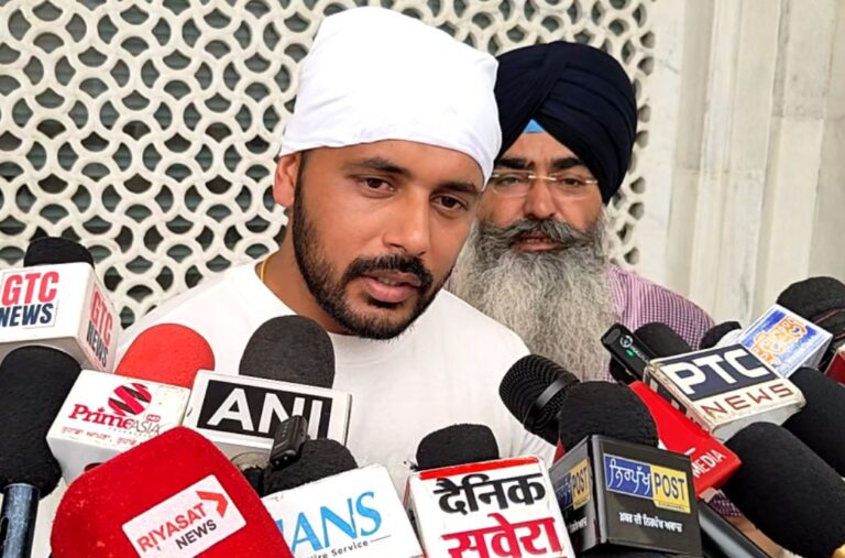 ਸ੍ਰੀ ਦਰਬਾਰ ਸਾਹਿਬ ਨਤਮਸਤਕ ਹੋਏ ਹਾਕੀ ਟੀਮ ਕਪਤਾਨ ਹਰਮਨ/ ਟੀਮ ਦੇ ਚੰਗੇ ਪ੍ਰਦਰਸ਼ਨ ਲਈ ਕੀਤਾ ਸ਼ੁਕਰਾਨਾ/ ਨੌਜਵਾਨਾਂ ਨੂੰ ਮਿਹਨਤ ਦੇ ਬਲਬੂਤੇ ਅੱਗੇ ਵਧਣ ਦੀ ਅਪੀਲ