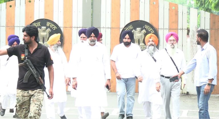 ਰਾਜਪਾਲ ਨੂੰ ਮਿਲਿਆ ਅਕਾਲੀ ਦਲ ਵਾਰਿਸ ਪੰਜਾਬ ਦਾ ਵਫਦ/ ਫਿਲਮ ਸਤਲੁਜ ਤੇ ਪਾਬੰਦੀ ਦਾ ਮੁੱਦਾ ਉਠਾਇਆ/ ਸਾਂਸਦ ਅੰਮ੍ਰਿਤਪਾਲ ਨੂੰ ਬੋਲਣ ਦਾ ਮੌਕਾ ਦੇਣ ਦੀ ਮੰਗ