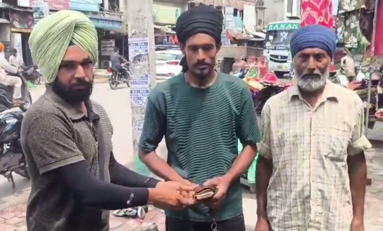 ਬਟਾਲਾ ਵਾਸੀ ਨੌਜਵਾਨ ਨੇ ਕਾਇਮ ਕੀਤੀ ਇਮਾਨਦਾਰੀ ਦੀ ਮਿਸਾਲ/ ਅਸਲ ਮਾਲਕ ਹਵਾਲੇ ਕੀਤਾ ਗੁਆਚਿਆ ਪਰਸ/ ਬਟਾਲਾ ’ਚ ਲੱਭਿਆ ਸੀ ਪੈਸਿਆਂ ਨਾਲ ਭਰਿਆ ਪਰਸ