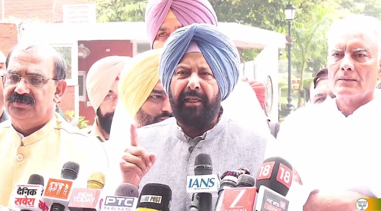 ਚੰਡੀਗੜ੍ਹ ’ਚ ਰਾਜਪਾਲ ਨੂੰ ਮਿਲਿਆ ਭਾਜਪਾ ਦਾ ਵਫਦ/ ਪ੍ਰਧਾਨ ਕੇਵਲ ਢਿੱਲੋਂ ਦੀ ਅਗਵਾਈ ’ਚ ਕੀਤੀ ਮੁਲਾਕਾਤ/ ਨਿਗਮ ਚੋਣਾਂ ਦੌਰਾਨ ਸਰਕਾਰੀ ਧੱਕੇ ਦੀ ਕੀਤੀ ਸ਼ਿਕਾਇਤ