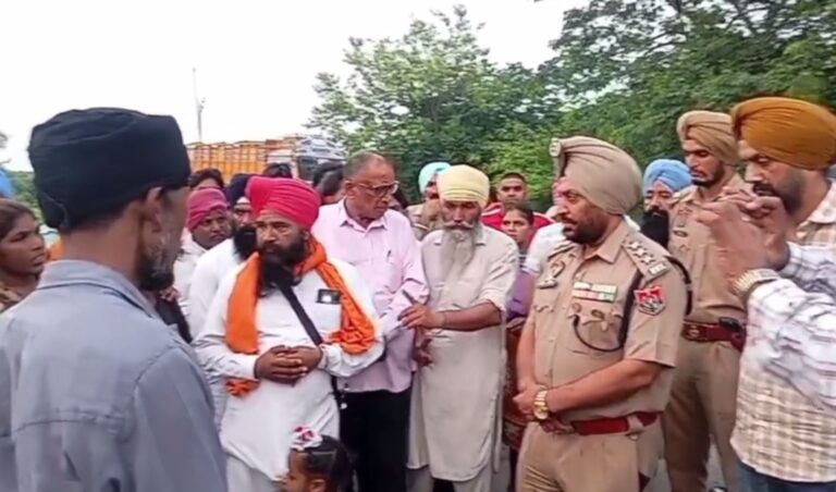ਤਰਨ ਤਾਰਨ ’ਚ ਇਨਸਾਫ ਦੀ ਮੰਗ ਨੂੰ ਲੈ ਕੇ ਧਰਨਾ/ ਪਿਉ-ਪੁੱਤਰ ਦੀ ਹਾਦਸੇ ’ਚ ਮੌਤ ਦਾ ਮੰਗਿਆ ਇਨਸਾਫ਼/ ਪੁਲਿਸ ਪ੍ਰਸ਼ਾਸਨ ਖਿਲਾਫ਼ ਕੀਤੀ ਨਾਅਰੇਬਾਜ਼ੀ