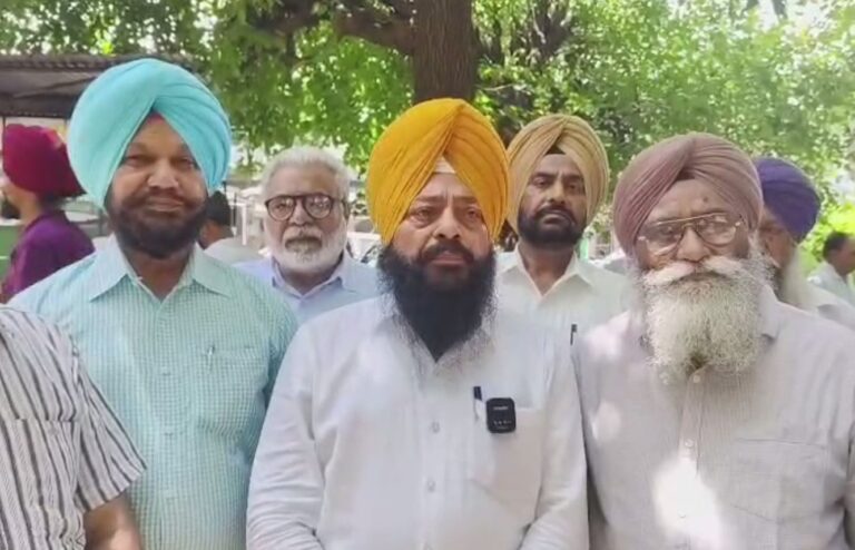 ਗੁਰਦਾਸਪੁਰ ਵਿਖੇ ਸੇਵਾਮੁਕਤ ਇੰਜੀਨੀਅਰਾਂ ਦਾ ਪ੍ਰਦਰਸ਼ਨ/ ਪੰਜਾਬ ਸਰਕਾਰ ’ਤੇ ਲਾਏ ਵਾਅਦਾ ਖਿਲਾਫੀ ਦੇ ਇਲਜ਼ਾਮ/ ਮੰਗਾਂ ਨਾ ਮੰਨਣ ਤੇ ਸੰਘਰਸ਼ ਤੇਜ਼ ਕਰਨ ਦੀ ਚਿਤਾਵਨੀ