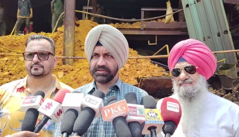 ਅੰਮ੍ਰਿਤਸਰ ’ਚ ਕੈਮੀਕਲ ਫੈਕਟਰੀ ਖਿਲਾਫ਼ ਪ੍ਰਦਰਸ਼ਨ/ ਸੀਲ ਹੋਣ ਦੇ ਬਾਵਜੂਦ ਚੱਲ ਰਹੀ ਸੀ ਫੈਕਟਰੀ/ ਕੰਧ ਡਿੱਗਣ ਬਾਅਦ ਹੋਇਆ ਖੁਲਾਸਾ