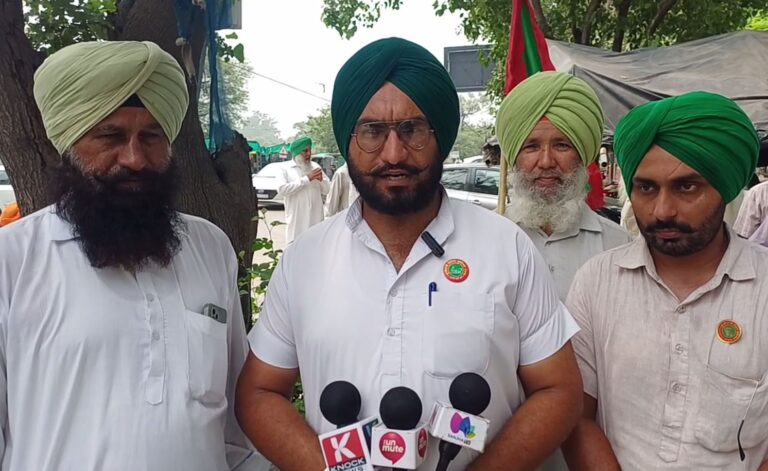 ਫਤਹਿਗੜ੍ਹ ਸਾਹਿਬ ਐਸਐਸਪੀ ਦਫਤਰ ਅੱਗੇ ਕਿਸਾਨਾਂ ਦਾ ਧਰਨਾ/ ਲੁੱਟ-ਖੋਹ ਦੀਆਂ ਘਟਨਾਵਾਂ ਖਿਲਾਫ ਕੀਤਾ ਪ੍ਰਦਰਸ਼ਨ/ ਪੁਲਿਸ ਤੋਂ ਗਲਤ ਅਨਸਰਾਂ ਖਿਲਾਫ ਮੰਗੀ ਕਾਰਵਾਈ