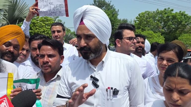 ਫਰੀਦਕੋਟ ’ਚ ਸੜਕਾਂ ’ਤੇ ਉਤਰੇ ਵਕੀਲ/ LADC ਪਾਲਿਸੀ ਖਿਲਾਫ ਕੀਤਾ ਪ੍ਰਦਰਸ਼ਨ/ ਸਰਕਾਰ ਤੋਂ ਨਵੀਂ ਪਾਲਿਸੀ ਰੱਦ ਕਰਨ ਦੀ ਮੰਗ