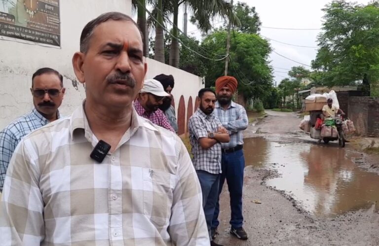 ਨਦੀ ’ਚ ਤਬਦੀਲ ਹੋਈ ਸਰਕਾਰੀ ਸਕੂਲ ਮੂਹਰਲੀ ਸੜਕ/ ਵਿਦਿਆਰਥੀ ਤੇ ਰਾਹਗੀਰ ਹੋ ਰਹੇ ਪ੍ਰੇਸ਼ਾਨ/ ਸਕੂਲ ਪ੍ਰਿੰਸੀਪਲ ਨੇ ਸੜਕ ਵੱਲ ਧਿਆਨ ਦੇਣ ਦੀ ਮੰਗ