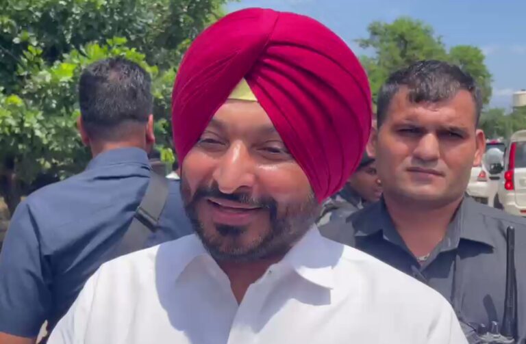 ਰੋਪੜ ਪਹੁੰਚੇ ਰਵਨੀਤ ਬਿੱਟੂ ਦਾ ਕਾਂਗਰਸ ਵੱਲ ਨਿਸ਼ਾਨਾ/ ਪਾਰਟੀ ਅੰਦਰਲੀ ਗੁੱਟਬੰਦੀ ਨੂੰ ਲੈ ਕੇ ਕੱਸਿਆ ਤੰਜ਼/ ਮੁੱਖ ਮੰਤਰੀ ਬਣਨ ਤੋਂ ਪਹਿਲਾਂ ਚੋਣ ਜਿੱਤ ਲੈਣ ਦੀ ਨਸੀਹਤ