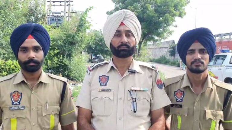 ਜਲੰਧਰ ’ਚ ਦੋ ਟਰੱਕਾਂ ਵਿਚਾਲੇ ਭਿਆਨਕ ਟੱਕਰ/ ਪੁਲ ਤੋਂ ਟਰੱਕ ਡਿੱਗਣ ਕਾਰਨ ਡਰਾਈਵਰ ਜ਼ਖਮੀ/ ਪੁਲਿਸ ਨੇ ਜ਼ਖਮੀ ਨੂੰ ਹਸਪਤਾਲ ਪਹੁੰਚਾ ਜਾਂਚ ਆਰੰਭੀ