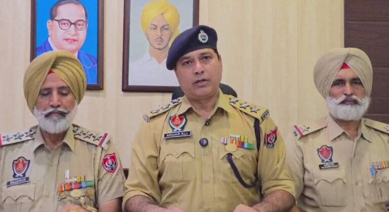 ਮੋਗਾ ਪੁਲਿਸ ਵੱਲੋਂ ਸੁਨਿਆਰੇ ਦੀ ਲੁੱਟ ਦਾ ਪਰਦਾਫਾਸ਼/ ਪੁਲਿਸ ਵੱਲੋਂ ਘਟਨਾ ’ਚ ਸ਼ਾਮਲ ਤਿੰਨ ਮੁਲਜ਼ਮ ਗ੍ਰਿਫਤਾਰ/ ਡੇਢ ਕਿੱਲੋ ਚਾਂਦੀ, ਪਿਸਟਲ ਤੇ ਤੇਜ਼ਧਾਰ ਹਥਿਆਰ ਬਰਾਮਦ