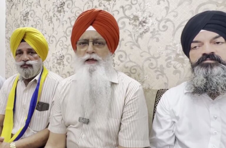 ਅੰਮ੍ਰਿਤਸਰ ਦੇ ਹਲਕਾ ਦੱਖਣੀ ‘ਚ ਅਕਾਲੀ ਦਲ ਨੂੰ ਝਟਕਾ/ ਸਿਮਰਨ ਜੌੜਾ ਸਾਥੀਆਂ ਸਮੇਤ ਆਪ ’ਚ ਸ਼ਾਮਲ/ ਕਈ ਅਕਾਲੀ ਤੇ ਕਾਂਗਰਸੀ ਪਰਿਵਾਰਾਂ ਨੇ ਵੀ ਫੜਿਆ ਪੱਲਾ