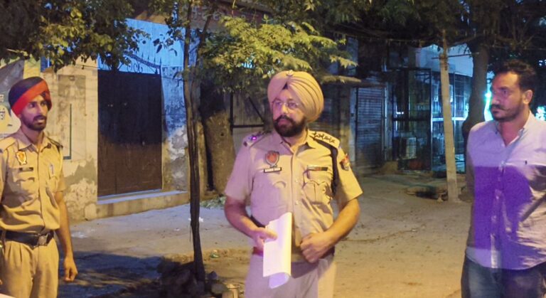 ਤਰਨ ਤਾਰਨ ਪੁਲਿਸ ਨੇ ਵਧਾਈ ਰਾਤ ਦੀ ਗਸ਼ਤ/ ਰਾਤ ਵੇਲੇ ਨਾਕੇਬੰਦੀ ਕਰ ਕੇ ਰੱਖੀ ਜਾ ਰਹੀ ਨਜ਼ਰ/ ਚੋਰਾਂ ਦੀਆਂ ਗਤੀਵਿਧੀਆਂ ਦੀ ਵਾਇਰਲ ਹੋਈ ਸੀ ਵੀਡੀਓ