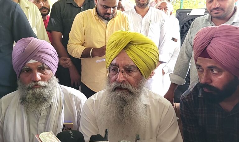 ਲੰਬੀ ਹਲਕੇ ਦੇ ਲੋਕਾਂ ਨੂੰ ਮਿਲੇ ਖੇਤੀਬਾੜੀ ਮੰਤਰੀ ਖੁੱਡੀਆਂ/ ਲੋਕਾਂ ਦੀਆਂ ਮੁਸ਼ਕਲਾਂ ਸੁਣ ਕੇ ਹੱਲ ਦੀਆਂ ਹਦਾਇਤਾਂ/ ਹੜ੍ਹਾਂ ਦੀ ਰੋਕਥਾਮ ਦੇ ਪੁਖਤਾਂ ਪ੍ਰਬੰਧਾਂ ਦਾ ਦਾਅਵਾ