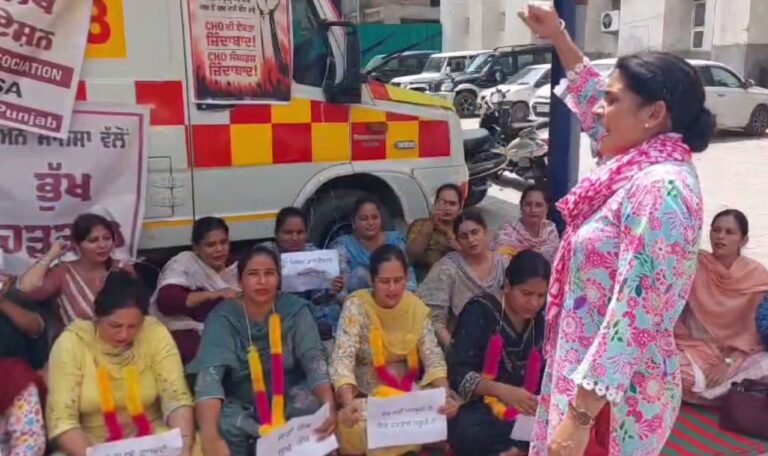 ਮਾਨਸਾ ’ਚ ਸਿਹਤ ਕਰਮਚਾਰੀਆਂ ਦੀ ਭੁੱਖ ਹੜਤਾਲ/ ਸੰਕੇਤਕ ਹੜਤਾਲ ਕਰ ਕੇ ਕੀਤਾ ਵਿਰੋਧ ਪ੍ਰਦਰਸ਼ਨ/ ਮੰਗਾਂ ਨਾ ਮੰਨਣ ਤੇ ਸੰਘਰਸ਼ ਤੇਜ਼ ਕਰਨ ਦੀ ਚਿਤਾਵਨੀ
