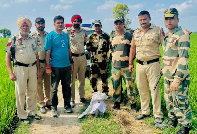 ਜਲਾਲਾਬਾਦ ਦੇ ਸਰਹੱਦੀ ਇਲਾਕੇ ’ਚੋਂ ਡਰੋਨ ਬਰਾਮਦ/ ਖੇਤਾਂ ’ਚ ਪਿਆ ਮਿਲਿਆ ਡਰੋਨ ਤੇ ਹਥਿਆਰਾਂ ਦੀ ਖੇਪ/ ਇਕ ਪਿਸਟਲ, ਦੋ ਮੈਗਜ਼ੀਨ ਤੇ ਚਾਰ ਰੋਂਦ ਬਰਾਮਦ