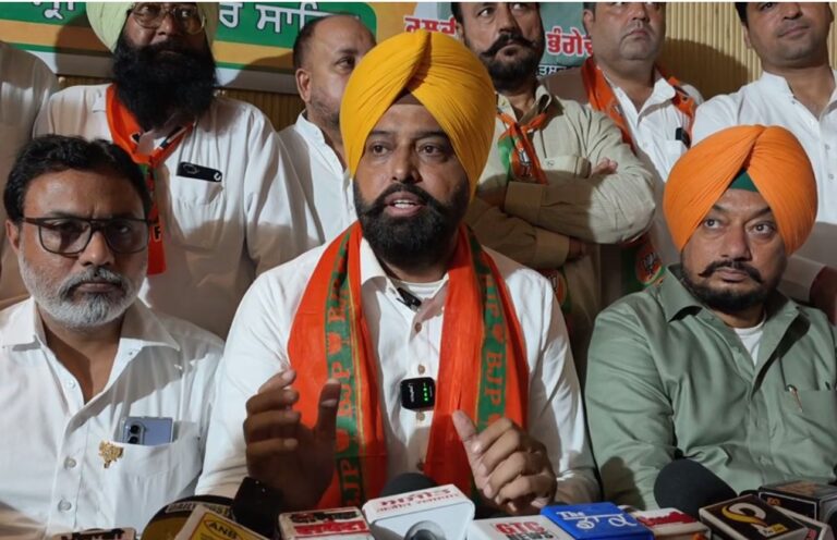 ਮੁਕਤਸਰ ਵਿਖੇ ਭਾਜਪਾ ਆਗੂਆਂ ਦੀ ਪ੍ਰੈੱਸ ਕਾਨਫਰੰਸ/ 14 ਦੀ ਤਿਰੰਗਾ ਯਾਤਰਾ ਬਾਰੇ ਵਿਚਾਰ-ਚਰਚਾ/ ਕੋਟਕਪੂਰਾ ਚੌਂਕ ਤੱਕ ਕੱਢੀ ਜਾਵੇਗੀ ਤਿਰੰਗਾ ਯਾਤਰਾ