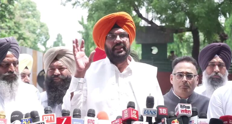 ਵਫਦ ਸਮੇਤ ਰਾਜਪਾਲ ਨੂੰ ਮਿਲੇ ਵਿਧਾਇਕ ਧਾਲੀਵਾਲ/ ਅਜਨਾਲਾ ਹਲਕੇ ਦੇ ਹੜ੍ਹਾਂ ਦਾ ਚੁੱਕਿਆ ਮੁੱਦਾ/ ਉਝ ਦਰਿਆ ਤੇ ਡੈਮ ਬਣਾਉਣ ਦੀ ਰੱਖੀ ਮੰਗ