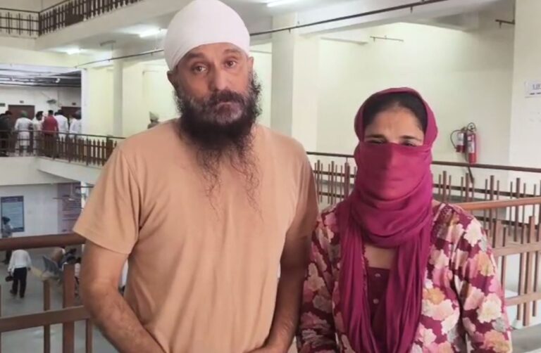 ਅੰਮ੍ਰਿਤਸਰ ਡੀਸੀ ਦਫਤਰ ਪਹੁੰਚਿਆ ਕਰਜ਼-ਵਸੂਲੀ ਮਾਮਲਾ/ ਪੀੜਤ ਪਰਿਵਾਰ ਨੇ ਡਿਪਟੀ ਕਮਿਸ਼ਨਰ ਤੋਂ ਮੰਗੀ ਮਦਦ/ ਕਰਜ਼ਾ ਮੁਕਤੀ ਜਾਂ ਖੁਦਕੁਸ਼ੀ ਲਈ ਇਜ਼ਾਜਤ ਦੇਣ ਦੀ ਮੰਗ