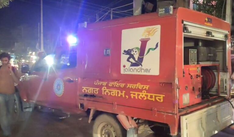 ਜਲੰਧਰ ’ਚ ਚੱਲਦੀ ਕਾਰ ਨੂੰ ਲੱਗੀ ਅੱਗ/ ਮਿੰਟਾਂ ’ਚ ਅੱਗ ਦਾ ਗੌਲਾ ਬਣੀ ਕਾਰ/ ਦੋ ਸਵਾਰਾਂ ਦੀ ਮੁਸ਼ਕਲ ਨਾਲ ਬਚੀ ਜਾਨ