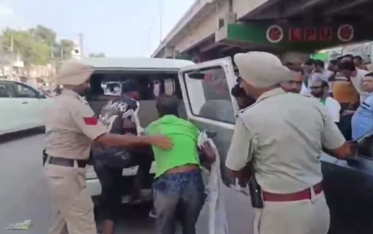 ਫਗਵਾੜਾ ’ਚ ਲੋਕਾਂ ਹੱਥੇ ਚੜ੍ਹੇ ਤਿੰਨ ਲੁਟੇਰੇ/ ਮੋਬਾਈਲ ਖੋਹ ਕੇ ਭੱਜਦਿਆਂ ਨੂੰ ਕੀਤਾ ਕਾਬੂ/ ਛਿੱਤਰ-ਪਰੇਡ ਬਾਅਦ ਕੀਤੇ ਪੁਲਿਸ ਹਵਾਲੇ