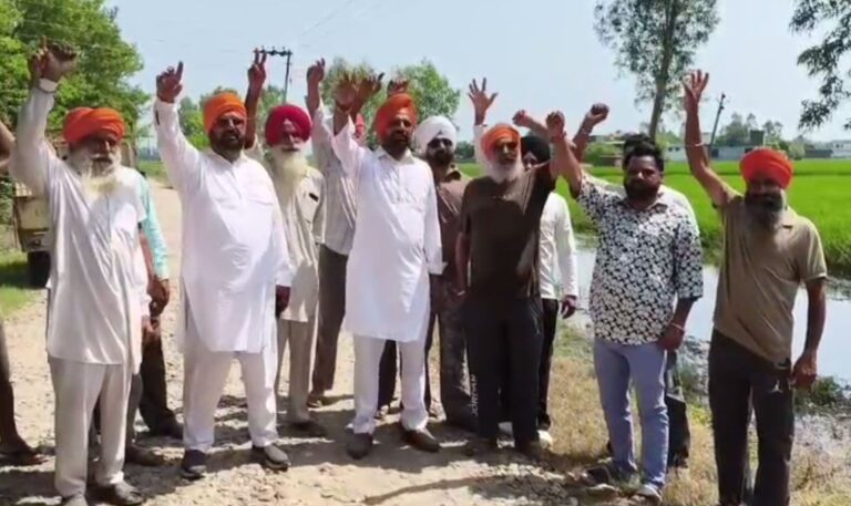 ਡੇਰਾ ਬਾਬਾ ਨਾਨਕ ਦੇ ਪਿੰਡ ਰੱਤਾ ’ਚ ਪਾਣੀ ਦੀ ਮਾਰ/ 300 ਏਕੜ ਫਸਲ ਖਰਾਬ ਹੋਣ ਦਾ ਖਦਸ਼ਾ/ ਡਰੇਨ ਦੀ ਸਫਾਈ ਨਾ ਹੋਣ ਕਾਰਨ ਵਿਗੜੇ ਹਾਲਾਤ
