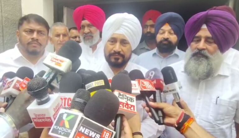 ਜਲੰਧਰ ਦੇ ਡੀਸੀ ਦਫਤਰ ਪਹੁੰਚੇ ਚੰਨੀ ਨੇ ਘੇਰੀ ਸਰਕਾਰ/ ਡੀਸੀ ਤੇ ਸੀਪੀ ਦੀ ਗੈਰਹਾਜ਼ਰੀ ’ਤੇ ਚੁੱਕੇ ਸਵਾਲ/ ਵਿਕਾਸ ’ਚ ਦੇਰੀ ਲਈ ਸਰਕਾਰ ਨੂੰ ਦੱਸਿਆ ਜ਼ਿੰਮੇਵਾਰ