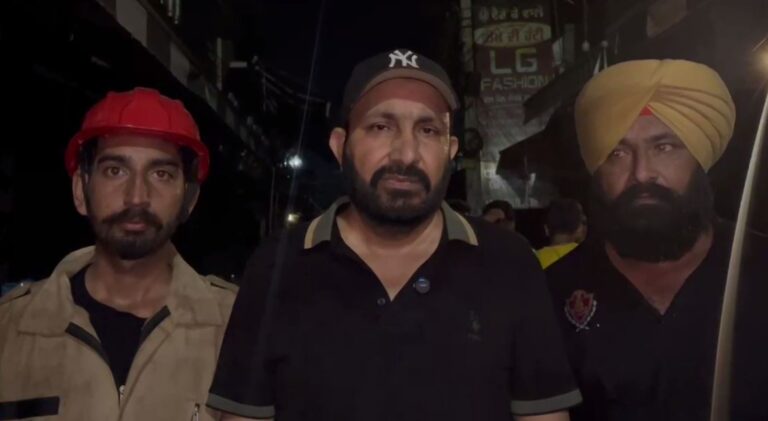 ਮੋਗਾ ’ਚ ਕੱਪੜਿਆਂ ਦੇ ਸ਼ੋਅਰੂਮ ਨੂੰ ਭਿਆਨਕ ਅੱਗ/ ਫਾਇਰ ਬ੍ਰਿਗੇਡ ਦੀ ਮੁਸ਼ਤੈਦੀ ਨਾਲ ਟਲਿਆ ਨੁਕਸਾਨ/ ਫਾਇਰ ਅਧਿਕਾਰੀ ਵੱਲੋਂ ਸੇਫਟੀ ਪ੍ਰਬੰਧ ਰੱਖਣ ਦੀ ਅਪੀਲ