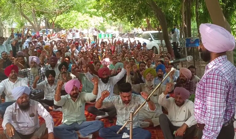 ਮਾਨਸਾ ’ਚ ਮੁਲਾਜ਼ਮਾਂ ਤੇ ਪੈਨਸ਼ਨਰਾਂ ਦਾ ਪ੍ਰਦਰਸ਼ਨ/ ਮੰਗਾਂ ਨੂੰ ਲੈ ਕੇ ਕੀਤੀ ਨਾਅਰੇਬਾਜ਼ੀ/ 27  ਨੂੰ ਮੁਕੰਮਲ ਹੜਤਾਲ ਦਾ ਐਲਾਨ