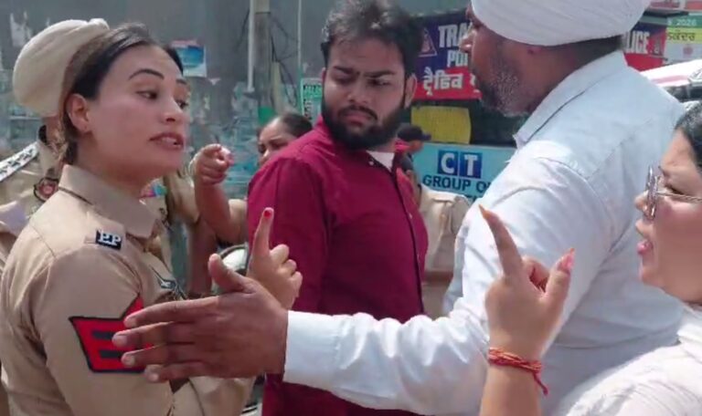 ਕਪੂਰਥਲਾ ਚੌਕ ‘ਤੇ ਚਲਾਨ ਨੂੰ ਲੈ ਕੇ ਹੰਗਾਮਾ/ ਵਕੀਲ ਤੇ ਪੁਲਿਸ ਮੁਲਾਜ਼ਮ ਵਿਚਾਲੇ ਤਿੱਖੀ ਬਹਿਸ਼/ ਪੁਲਿਸ ਮੁਲਾਜ਼ਮ ਨੇ ਪੈਸੇ ਮੰਗਣ ਦੇ ਦੋਸ਼ ਨਕਾਰੇ