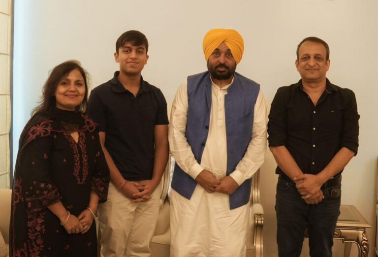 ਮੁੱਖ ਮੰਤਰੀ ਮਾਨ ਵੱਲੋਂ ਨੀਟ ਟਾਪਰ ਨਾਲ ਮੁਲਾਕਾਤ/ ਪਰਿਵਾਰ ਸਮੇਤ ਮੁੱਖ ਮੰਤਰੀ ਨੂੰ ਮਿਲੇ ਆਰੀਅਨ ਗੁਪਤਾ/ ਮੁੱਖ ਮੰਤਰੀ ਨੇ ਆਰੀਅਨ ਗੁਪਤਾ ਦੀ ਕੀਤੀ ਹੌਂਸਲਾ ਅਫਜ਼ਾਈ