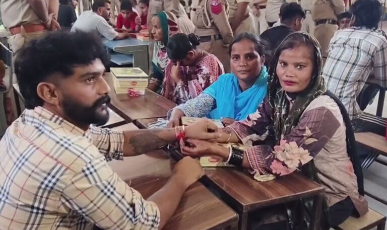 ਫਰੀਦਕੋਟ ਜੇਲ੍ਹ ’ਚ ਭੈਣਾਂ ਨੇ ਭਰਾਵਾਂ ਨੂੰ ਬੰਨ੍ਹ ਰੱਖੜੀ/ਪ੍ਰਸ਼ਾਸਨ ਨੇ ਜੇਲ੍ਹ ਅੰਦਰ ਰੱਖੜੀ ਬੰਨ੍ਹਣ ਦਾ ਦਿੱਤਾ ਮੌਕਾ/ ਭੈਣਾਂ ਨੇ ਜੇਲ੍ਹ ਪ੍ਰਸਾਸ਼ਨ ਦਾ ਕੀਤਾ ਧੰਨਵਾਦ